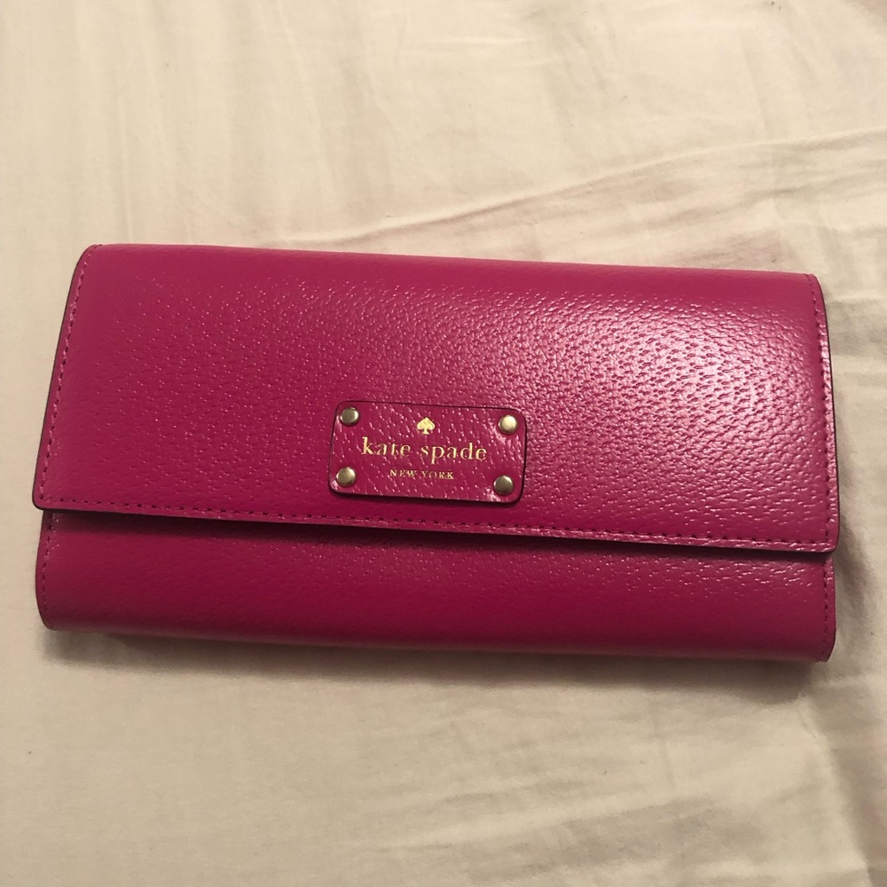 Mint Condition. Kate ♠️ Spade wallet. Elegant with tons of space for cards.
